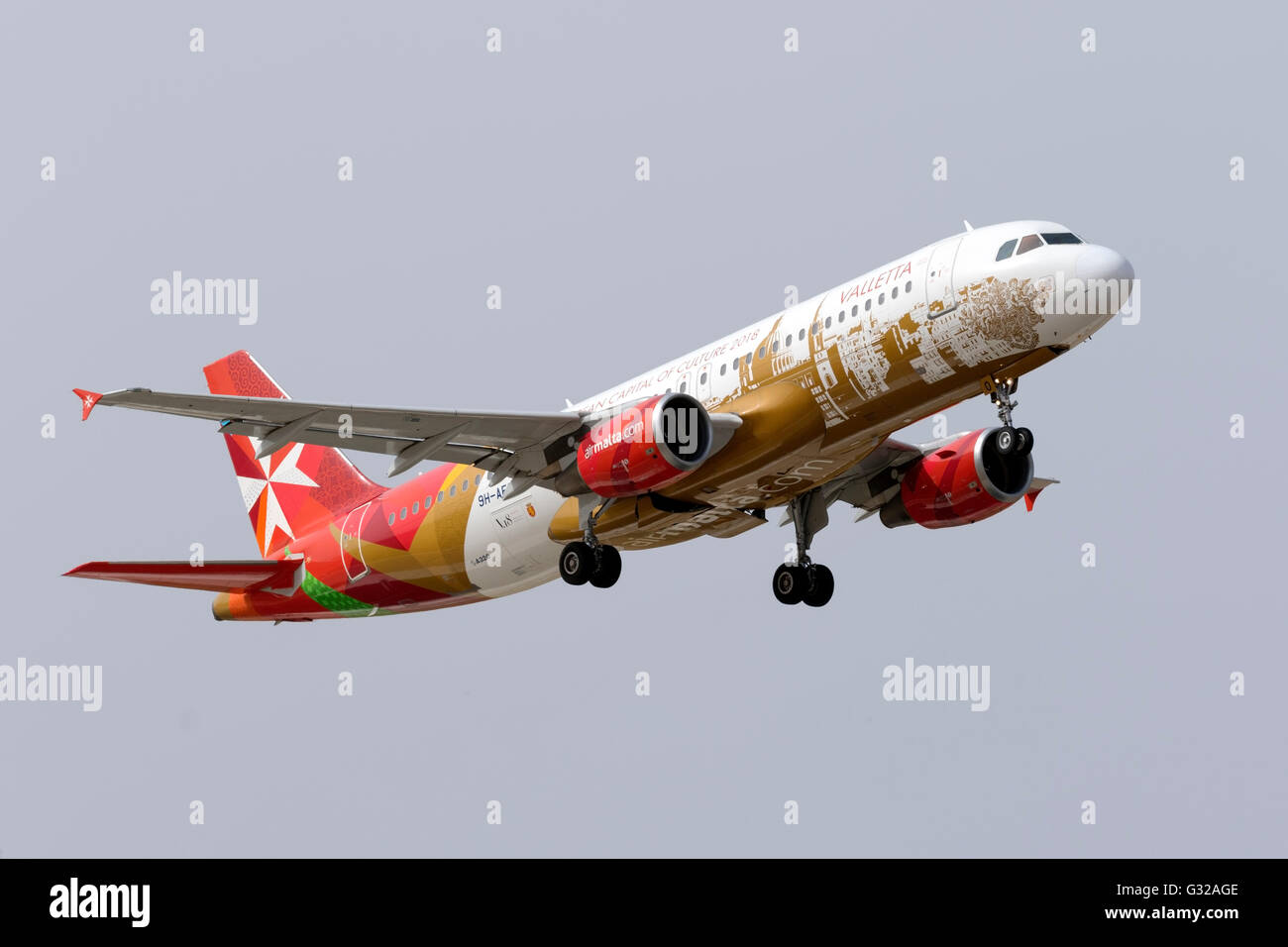 Air Malta Airbus A320-214 [9H-AEO] nella speciale di La Valletta "Capitale Europea della Cultura 2018' livrea in decollo da pista 13. Foto Stock