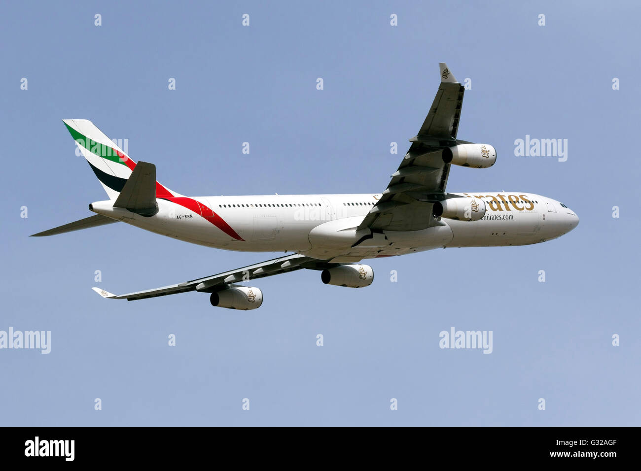 Emirates Airbus A340-313 [A6-ERN] uscire di pista 13 a Dubai, arrivati in un breve viaggio da Tunisi circa un ora prima. Foto Stock