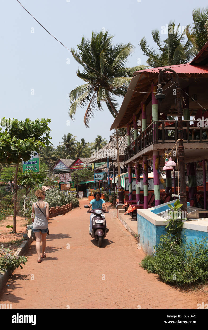 Ristoranti e negozi sotto gli alberi di palma, Varkala Beach, Kerala, India, Asia Foto Stock