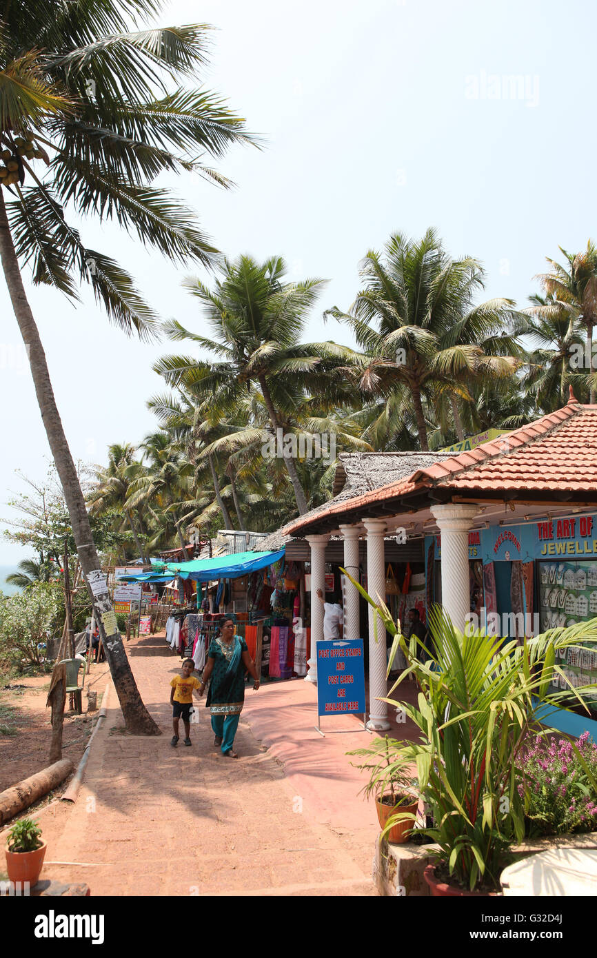 Ristoranti e negozi sotto gli alberi di palma, Varkala Beach, Kerala, India, Asia Foto Stock