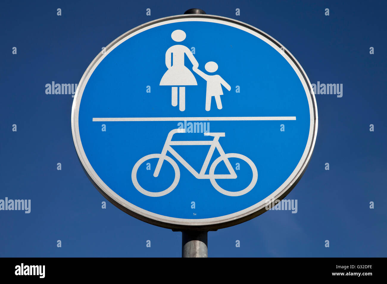 Segno di traffico, condiviso percorso ciclo-pedonale Foto Stock