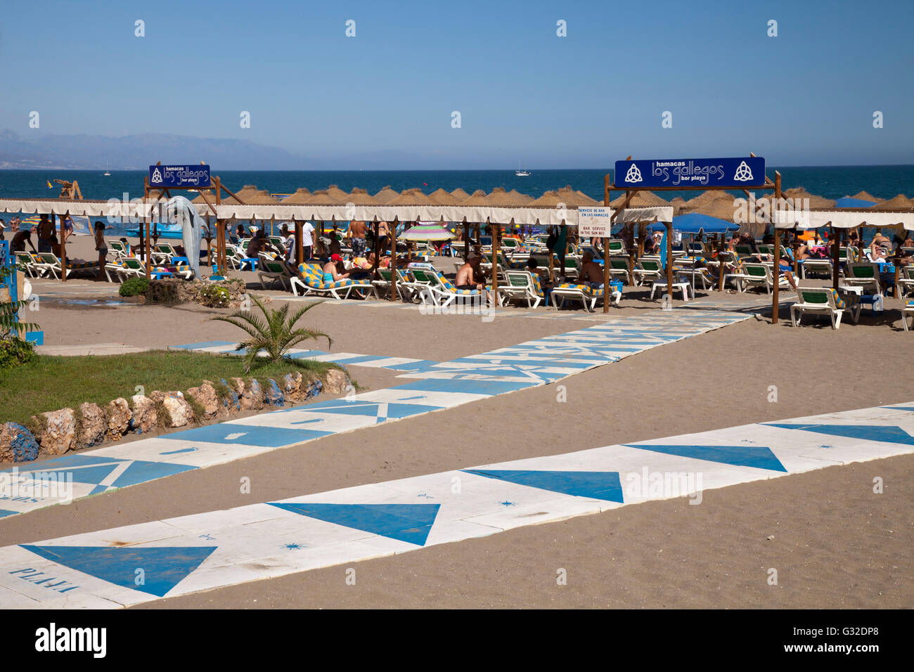 Percorsi per la spiaggia di Torremolinos, provincia di Malaga, Costa del Sol, Andalusia, Spagna, Europa, PublicGround Foto Stock