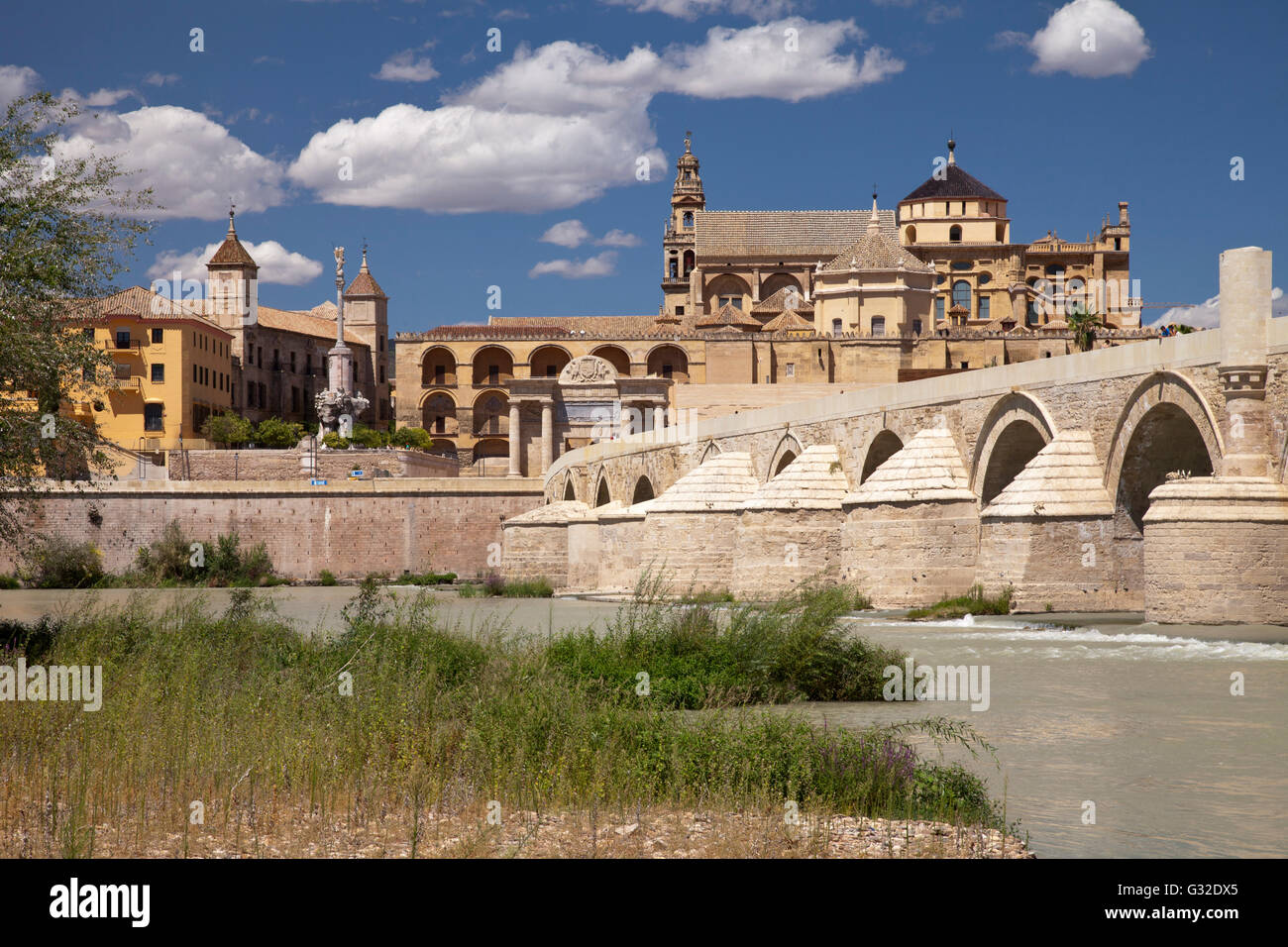 Il ponte romano e la moschea-cattedrale di Cordoba, noto anche come Mezquita-Catedral, Cordoba, Andalusia, Spagna, Europa Foto Stock