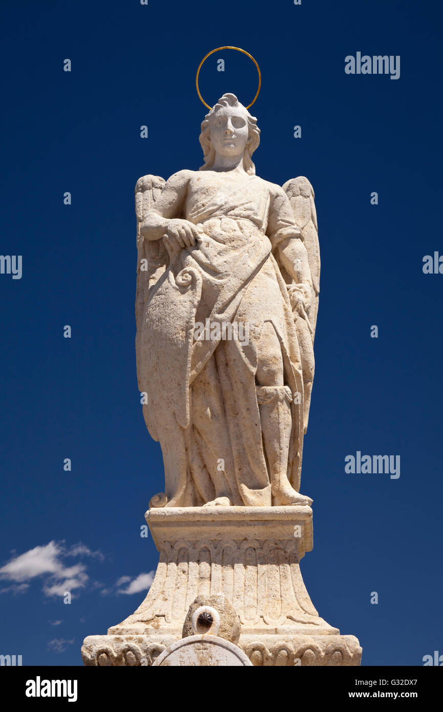 Statua di Arcangelo Raphael sul ponte romano Ponte Romano, Cordoba, Andalusia, Spagna, Europa, PublicGround Foto Stock
