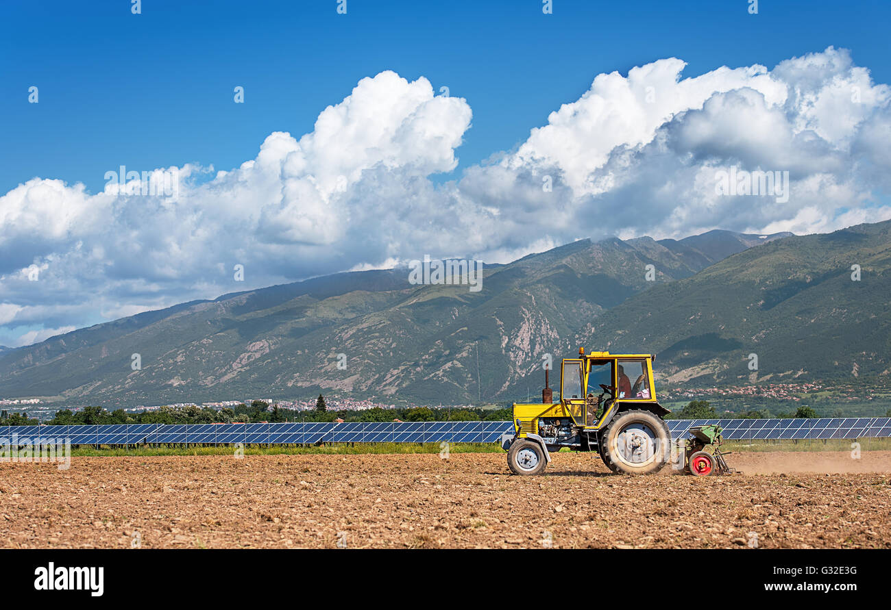 Il trattore lavora nel campo. Tempo della semina. Foto Stock