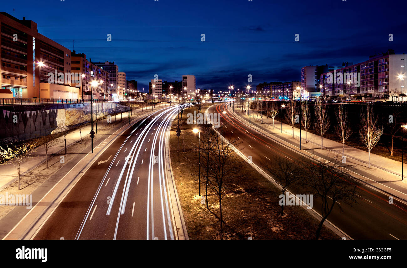 Il traffico nella città.strada di notte Foto Stock