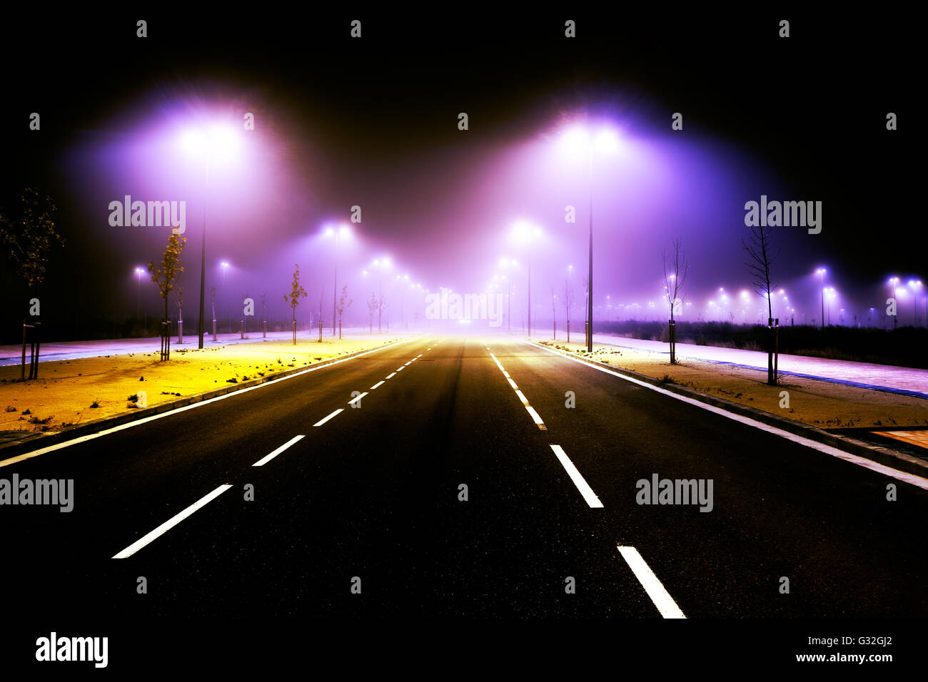 Su strada e le luci della città. Foggy cityscape e lampione Foto Stock