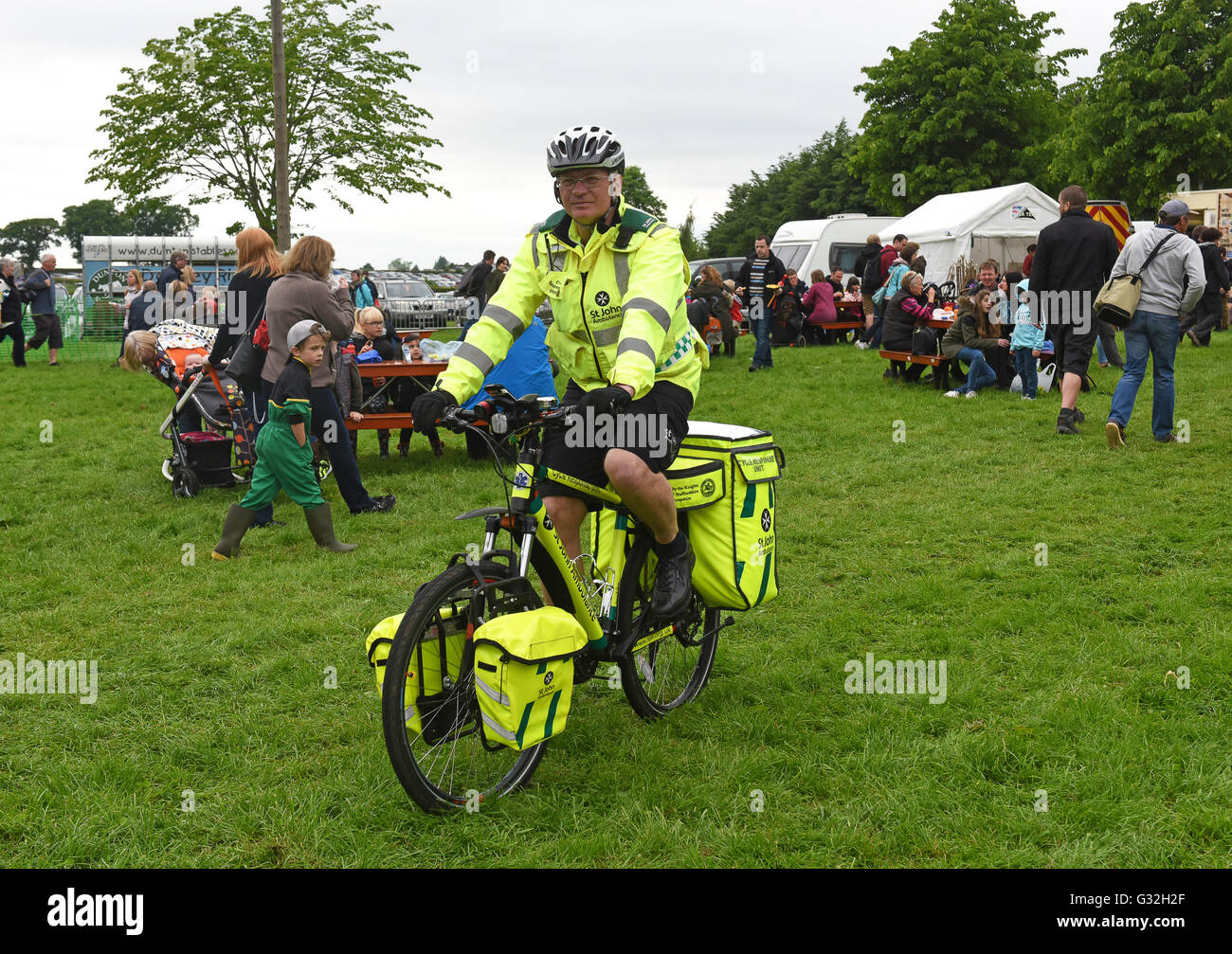 Staffordshire St John Ambulance ciclo unità di risposta officer Foto Stock