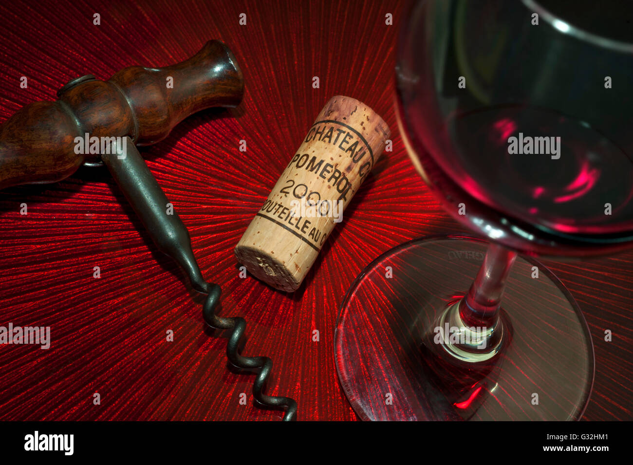 Chatea Vieux Cerctan Corkscrew bicchiere di vino rosso e 2000 Chateau imbottigliato in sughero Pomerol su un raffinato tavolo da degustazione di lusso Foto Stock