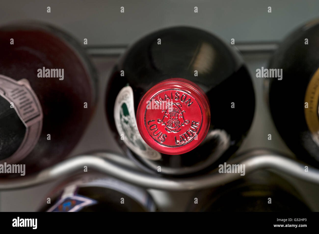 Bottiglia di incapsulamento Louis Latour con vino rosso di Borgogna bottiglia conservata e invecchiata in un armadietto per enoteca a temperatura controllata Foto Stock
