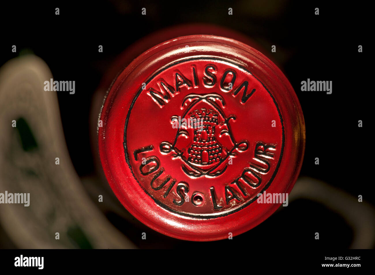 Louis Latour tappo del flacone di incapsulamento primo piano su rosso fine Bottiglia di vino di Borgogna conservata in un armadietto a temperatura controllata Foto Stock