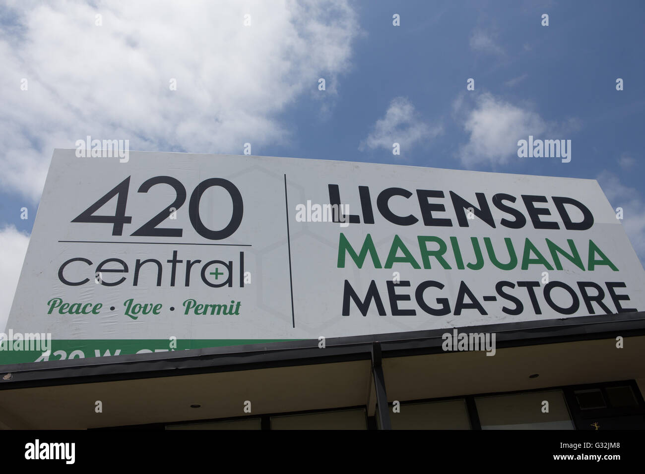 Un segno per la licenza di Marijuana store di Santa Ana California USA Foto Stock