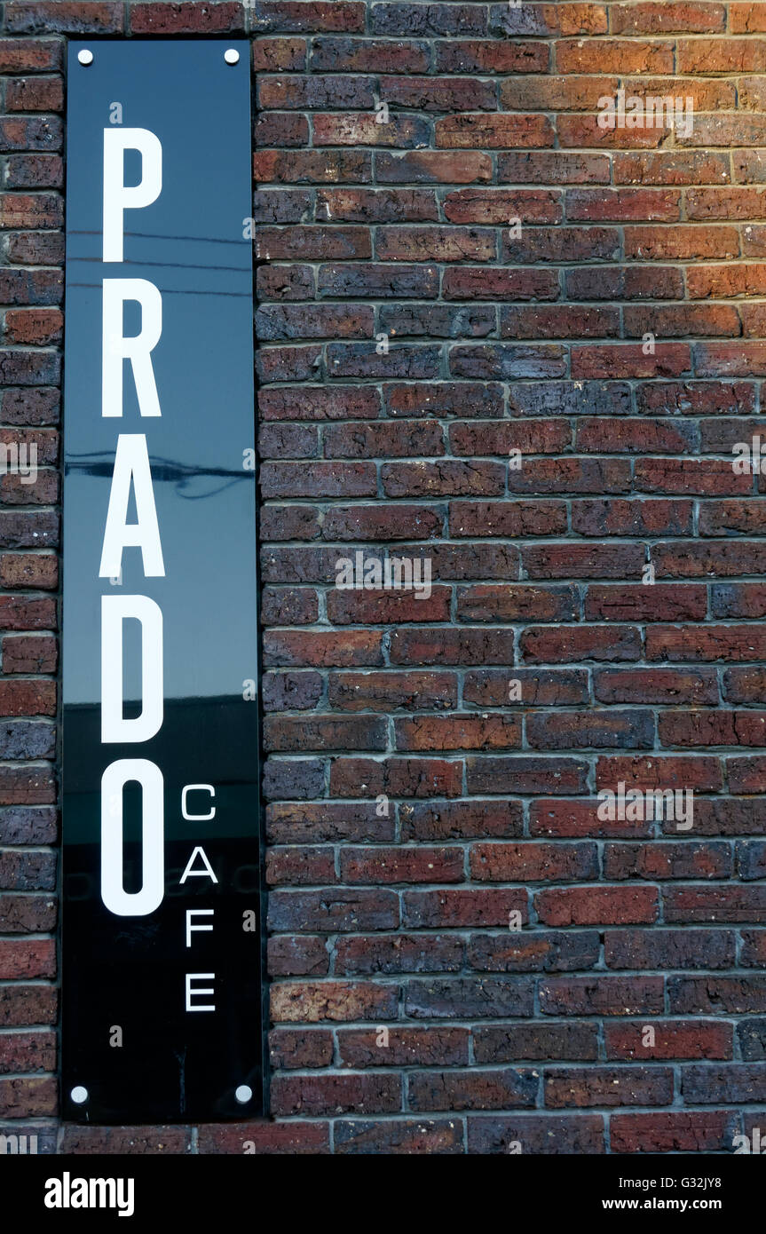 Prado Cafe segno su un muro di mattoni, Unità commerciale, Vancouver, British Columbia, Canada Foto Stock