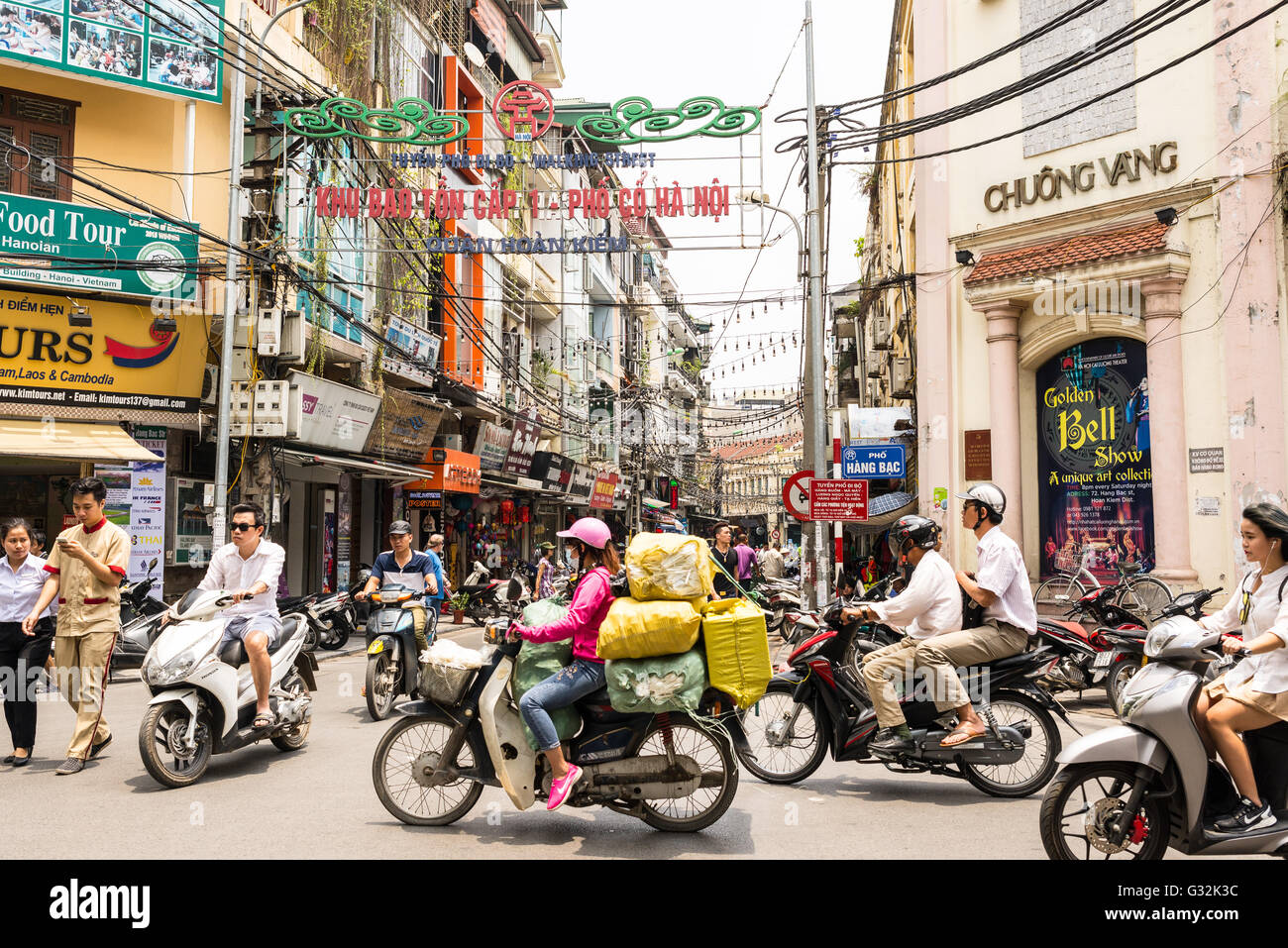Occupato in moto il traffico nel quartiere vecchio di Hanoi. moto hanno superato le biciclette come la principale forma di trasporto. Foto Stock