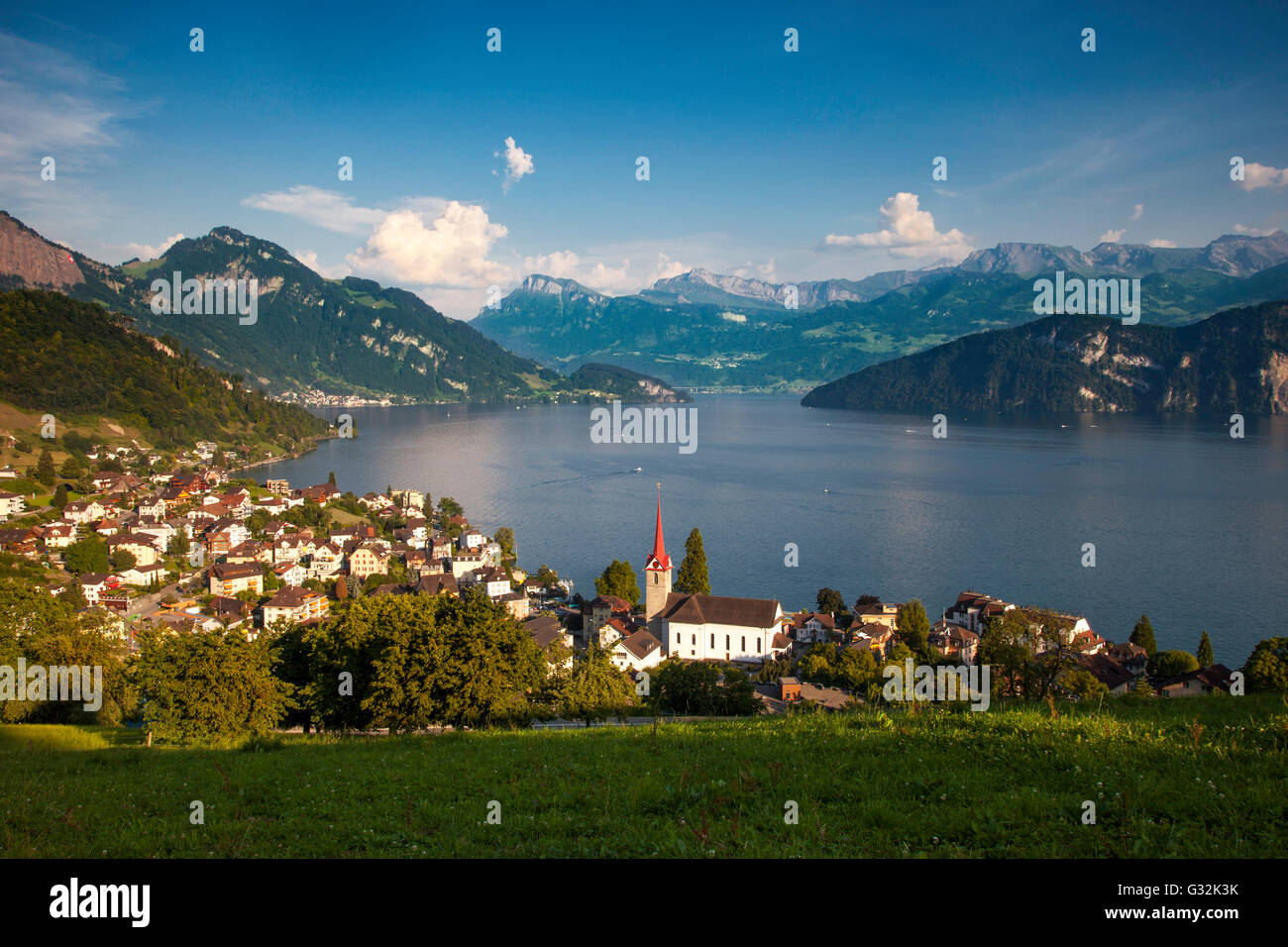 Città di Weggis lungo la riva del lago di Lucerna, Lucerna, Svizzera Foto Stock