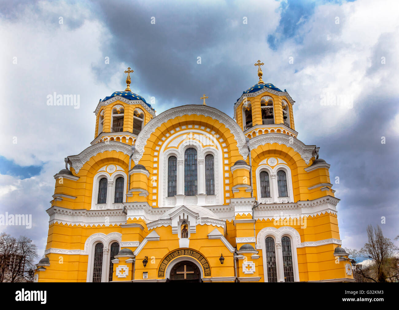 San Volodymyr giallo cattedrale ucraina di Kiev. San Vladimiro fu costruito tra il 1882 e il 1896. Foto Stock
