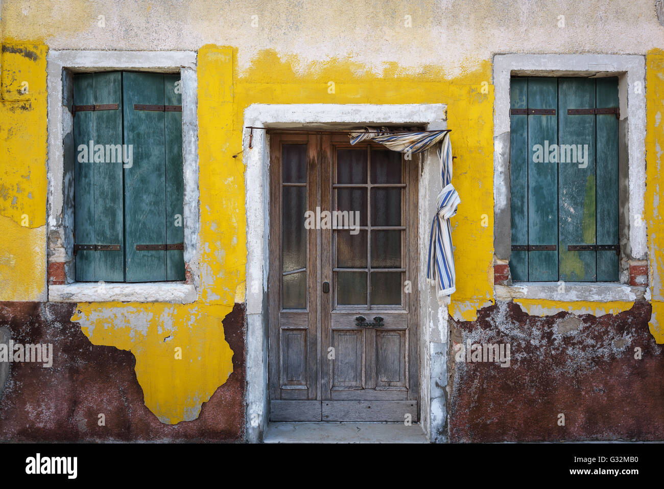 Facciate colorate con porte e finestre di Burano, Italia. Foto Stock