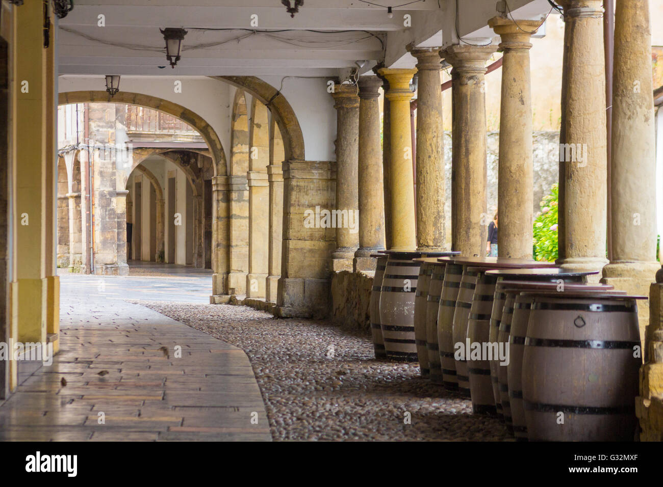 Archi e colonne famosa e antica città di Aviles Spagna Foto Stock