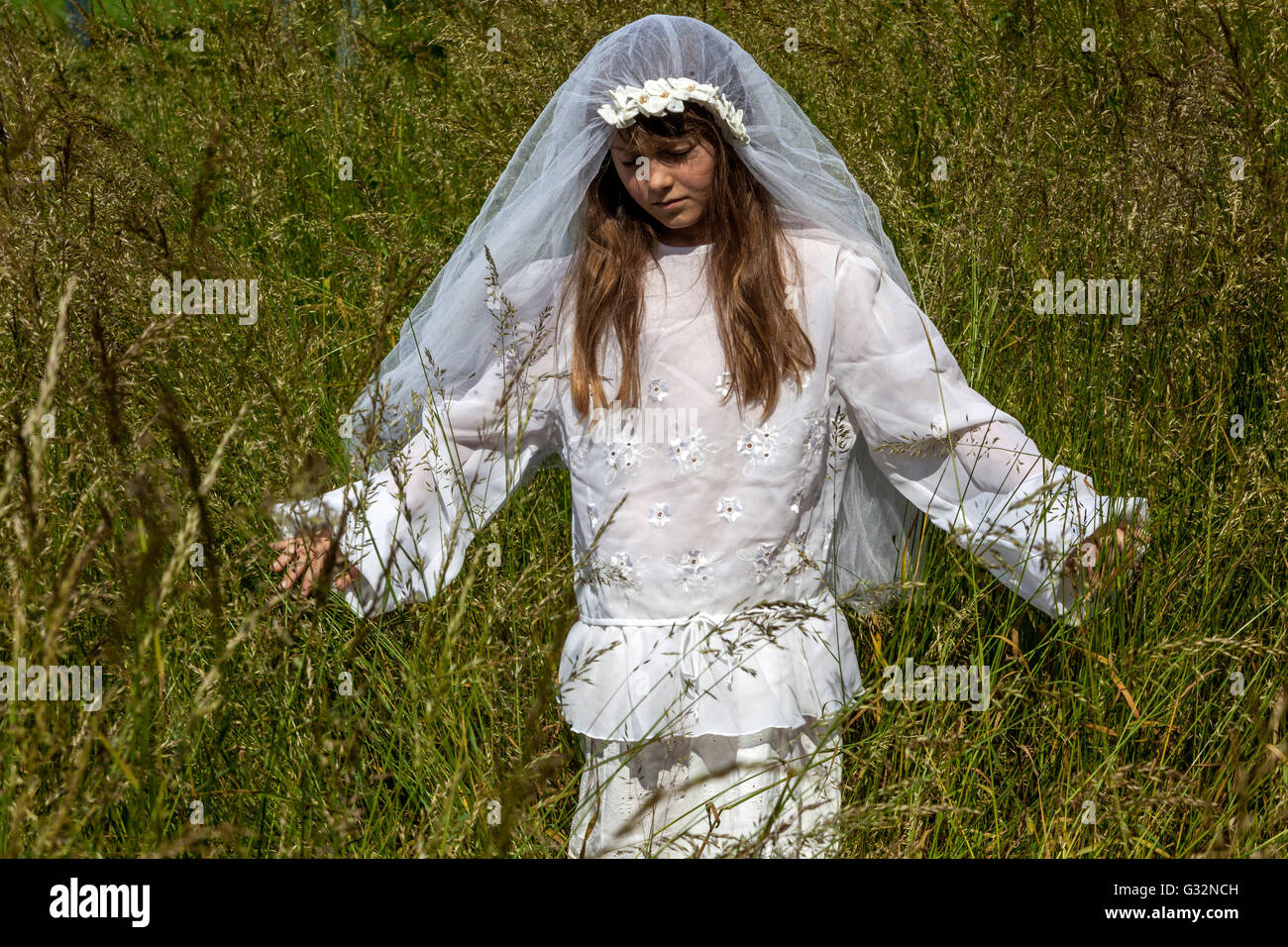 Bella Bambina Vestita In Costume Da Leone - Fotografie stock e