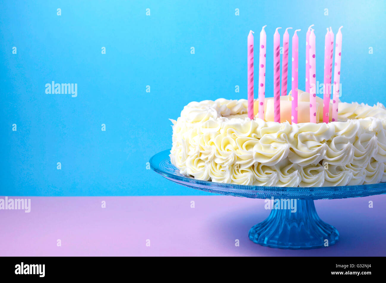 Blue celebrazione di compleanno impediva di procedere torta decorata con la  caramella marshmallows e macaron cookie e dono evidenziata dalla luce  scintillante torrente Foto stock - Alamy