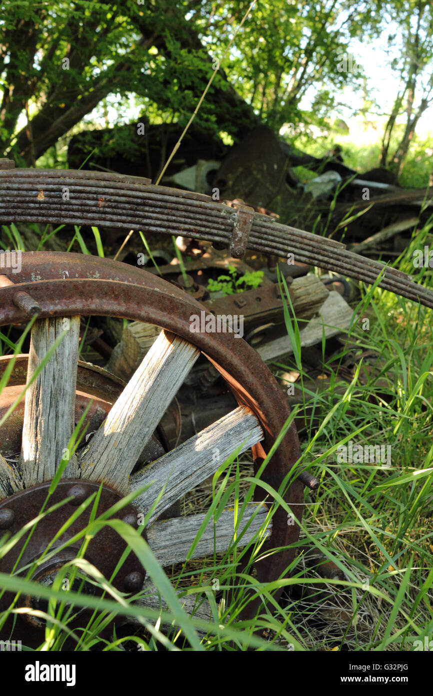 Ruota in acciaio in un Junk Yard. Foto Stock