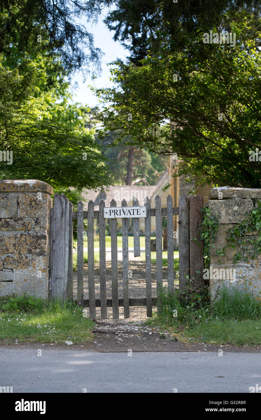 Antico cancello di legno e segno privato. Stanway, Cotswolds, Gloucestershire, Inghilterra Foto Stock