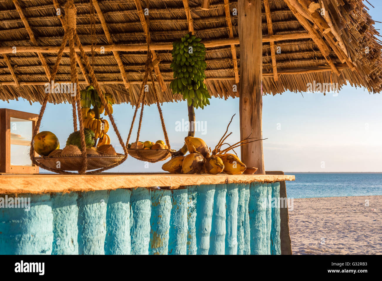 Nella foto il bar sulla spiaggia di Nungwi ( Zanzibar ) al tramonto , con esposto il cocco , banana e frutta tropicale .Questa barra è realizzata w Foto Stock