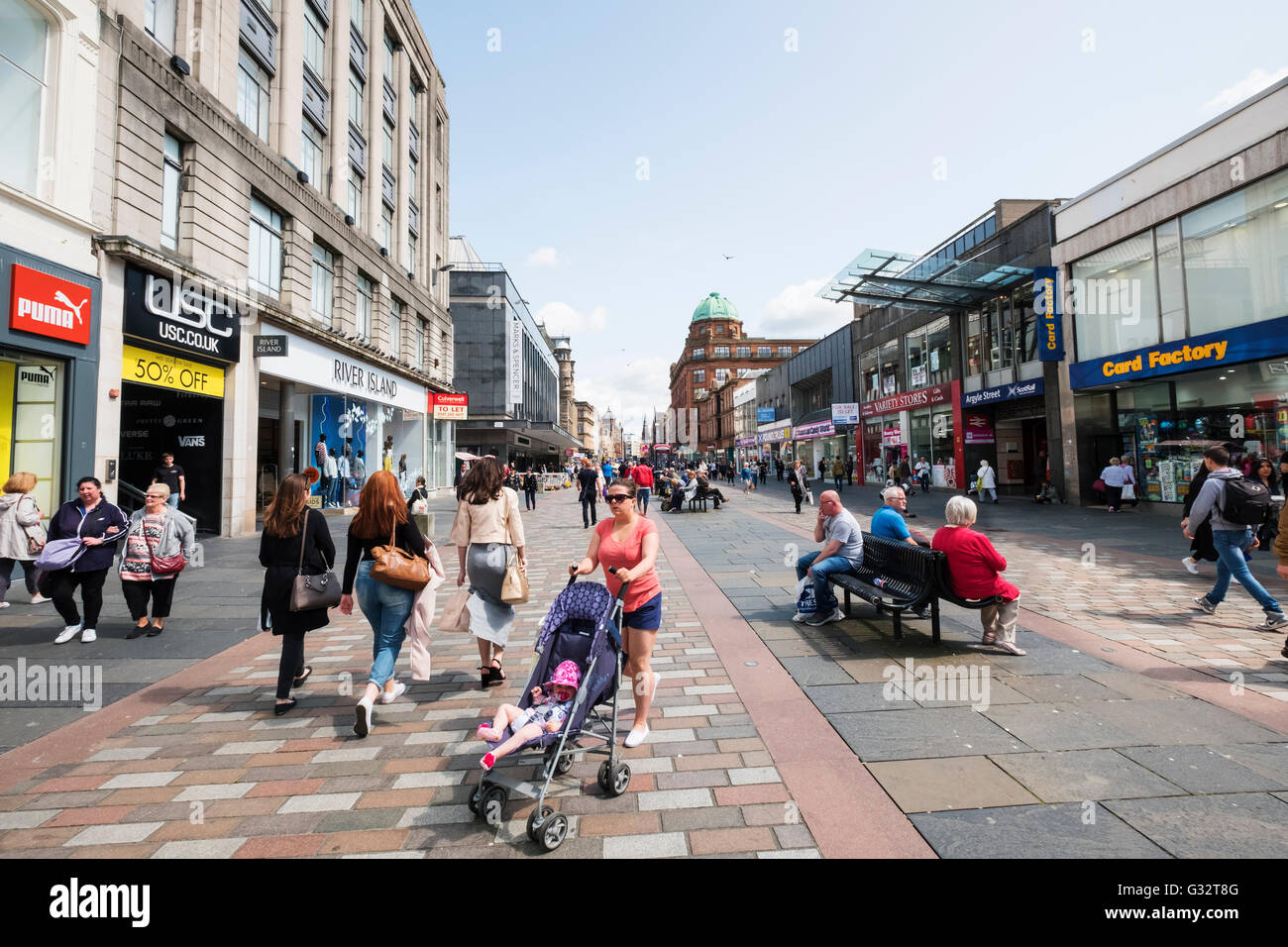 Vista di occupato Argyll Street, una strada famosa per lo shopping, a Glasgow, Scotland, Regno Unito Foto Stock