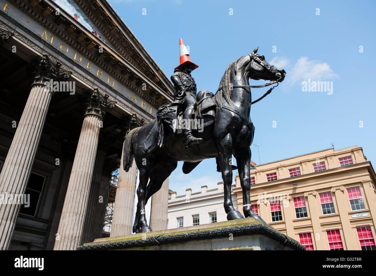 Il duca di Wellington statua con cono di traffico sulla testa al di fuori del Museo di Arte Moderna di Glasgow, Scotland, Regno Unito Foto Stock