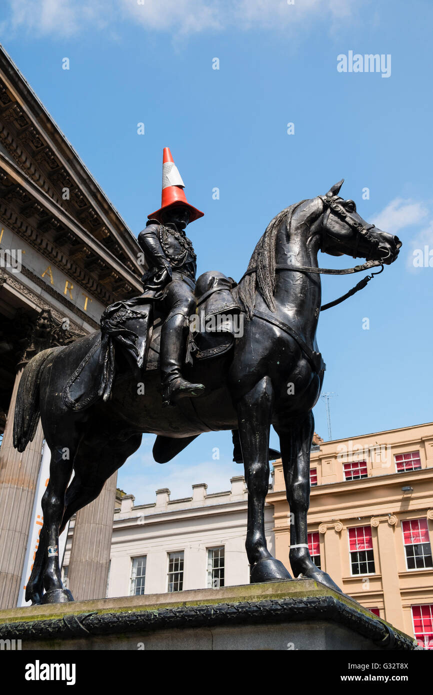 Il duca di Wellington statua con cono di traffico sulla testa al di fuori del Museo di Arte Moderna di Glasgow, Scotland, Regno Unito Foto Stock