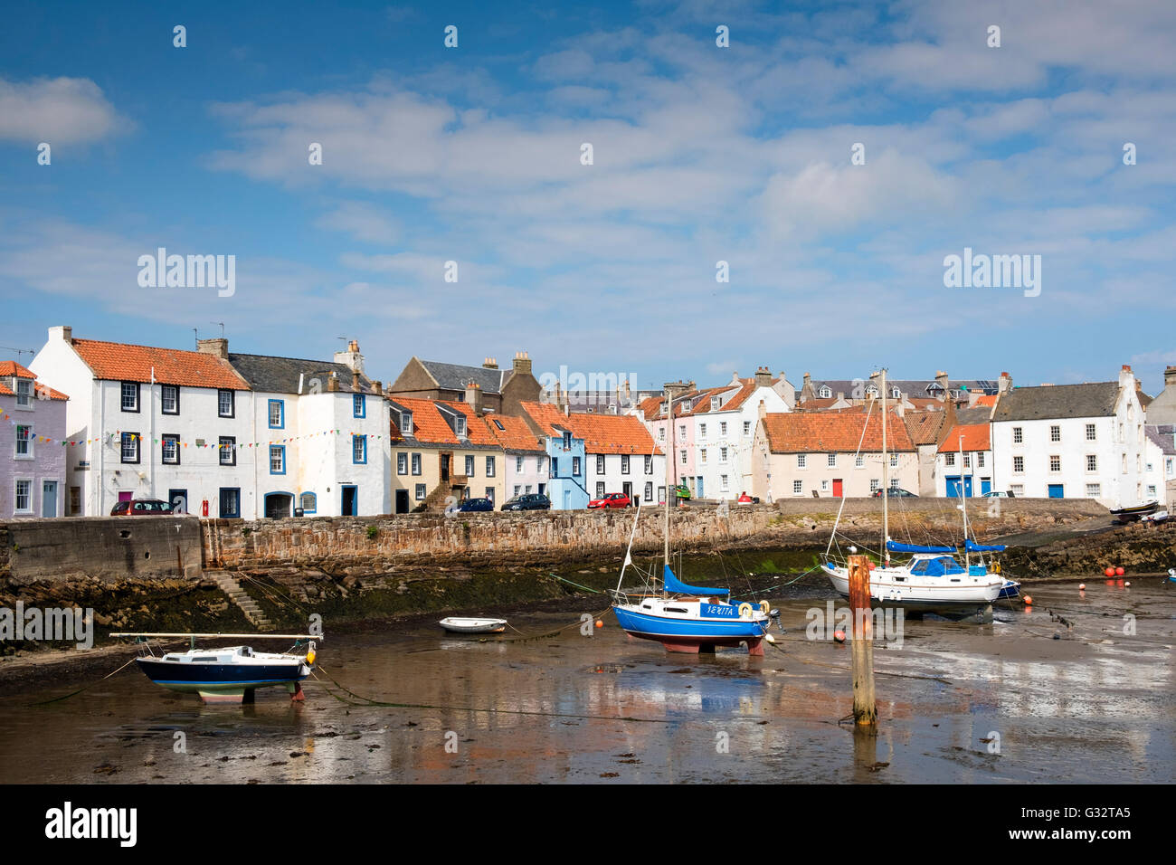 Vista del porto nello storico villaggio di pescatori di St Monans in East Neuk di Fife, Scozia, Regno Unito Foto Stock