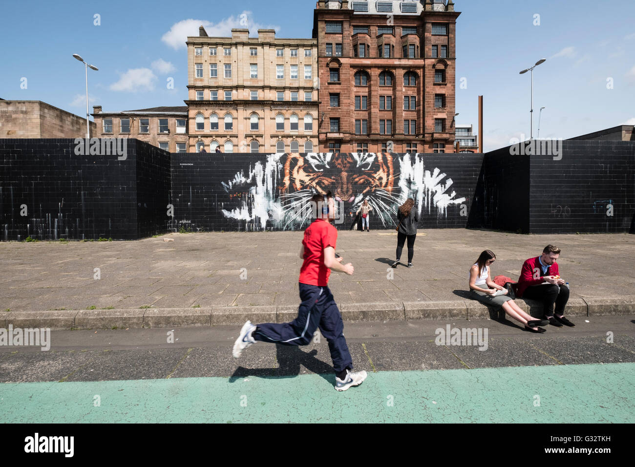 Scena di strada con la street art sul marciapiede accanto al fiume Clyde nella zona centrale di Glasgow, Scotland, Regno Unito Foto Stock