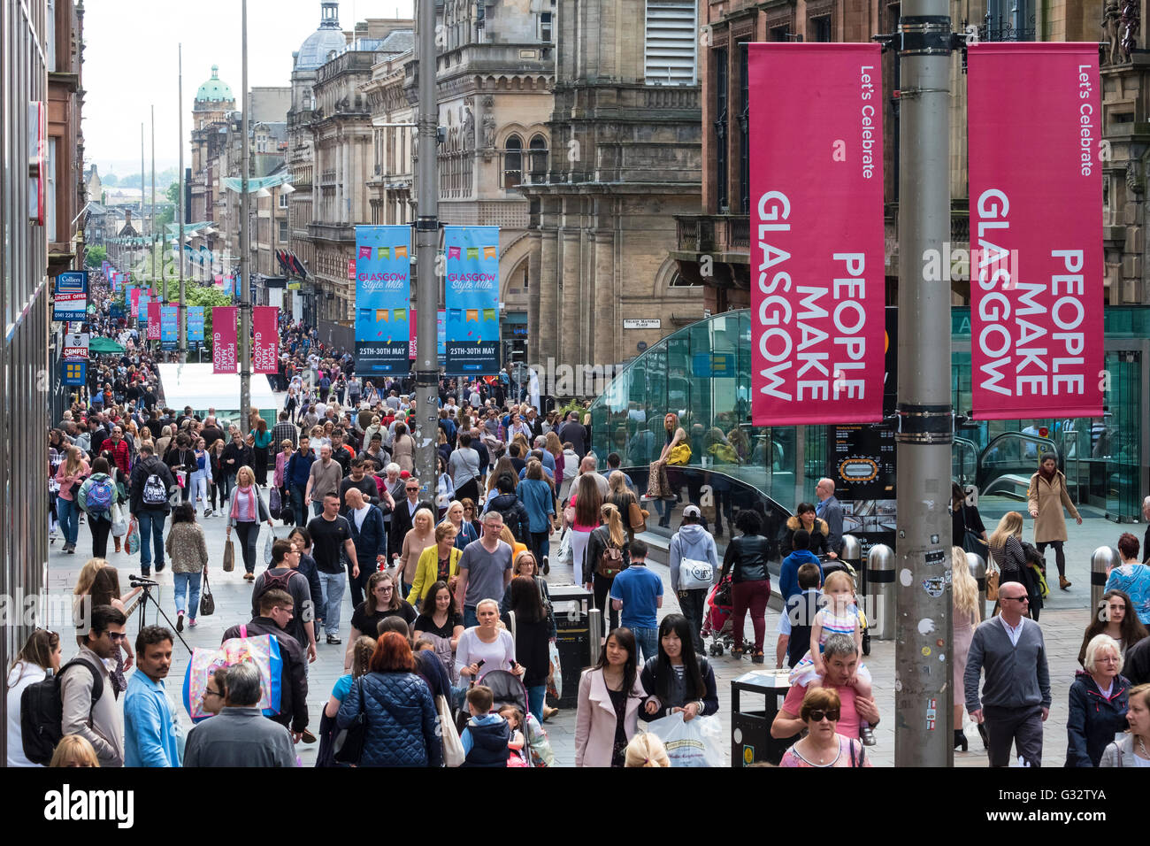 Vista degli acquirenti su occupato Buchanan Street, popolare via dello shopping nel centro di Glasgow Regno Unito Foto Stock