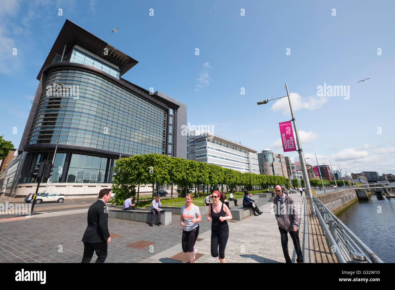 Ufficio i lavoratori in pausa pranzo sul Broomielaw nuovo distretto finanziario e affaristico a Glasgow Regno Unito Foto Stock