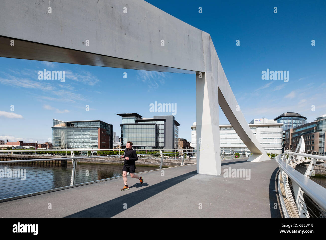 Ponte di Tradeston , moderna passerella, attraversando il fiume Clyde di Broomielaw a Glasgow Regno Unito Foto Stock
