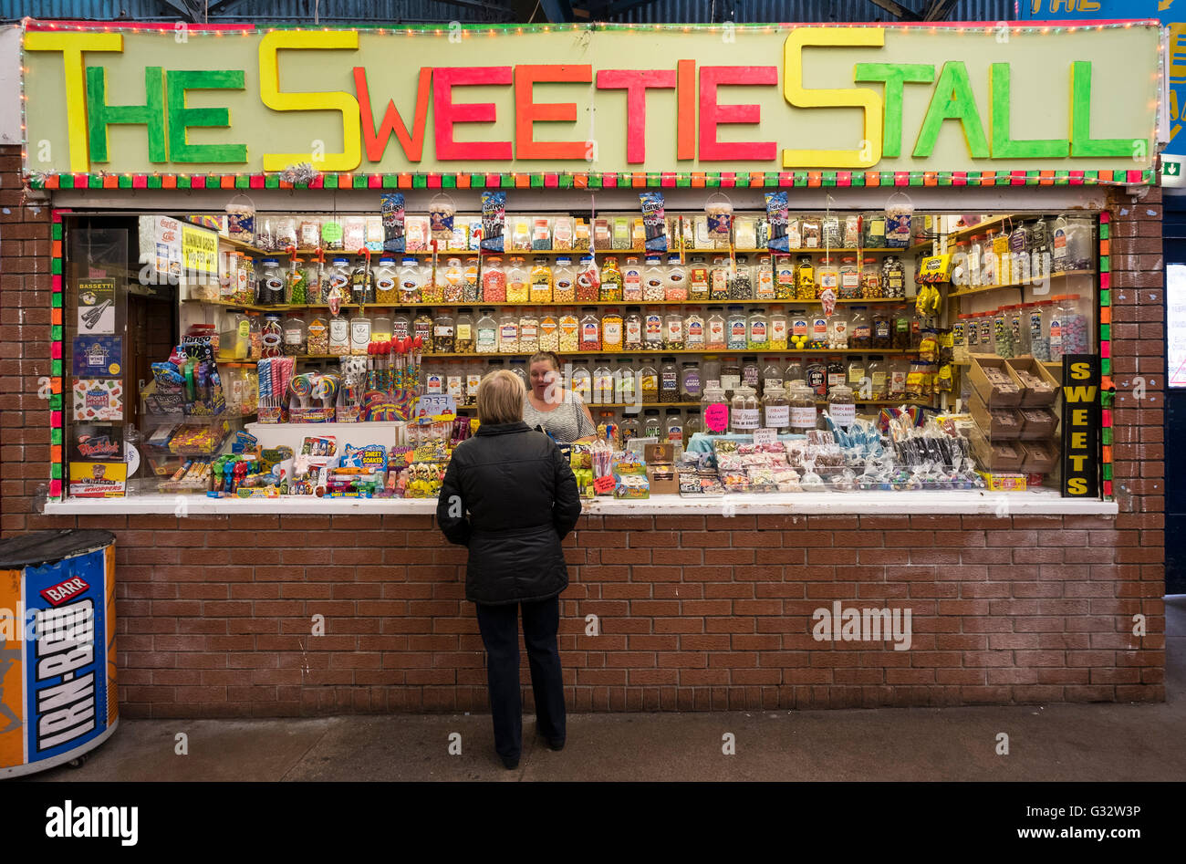 Negozio di dolci di pasticceria in stallo barrow del mercato fondiario , Gallowgate, Glasgow, Regno Unito Foto Stock