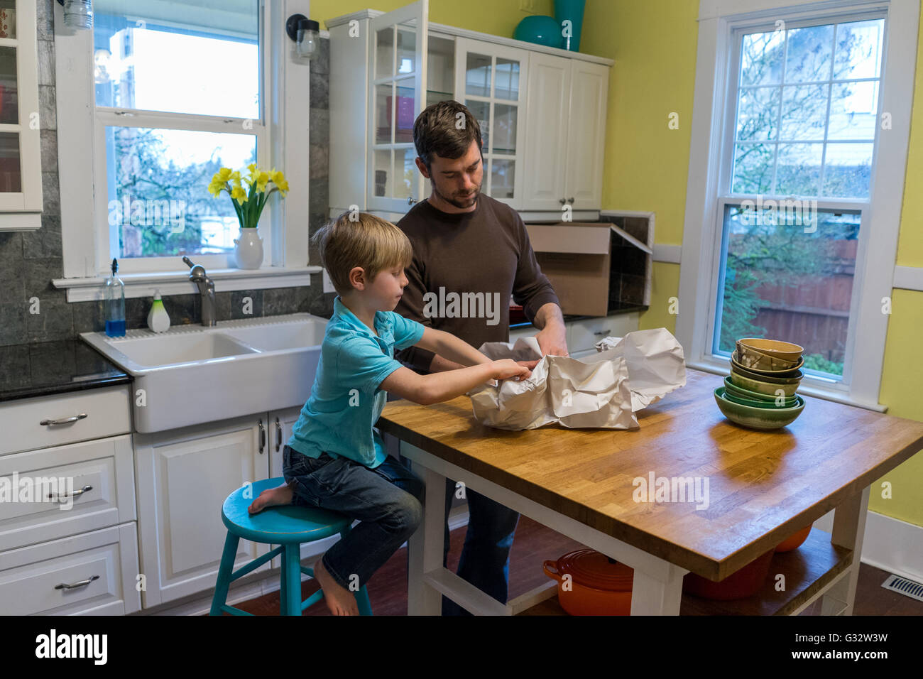 Padre e figlio di imballaggio casa per spostare Foto Stock