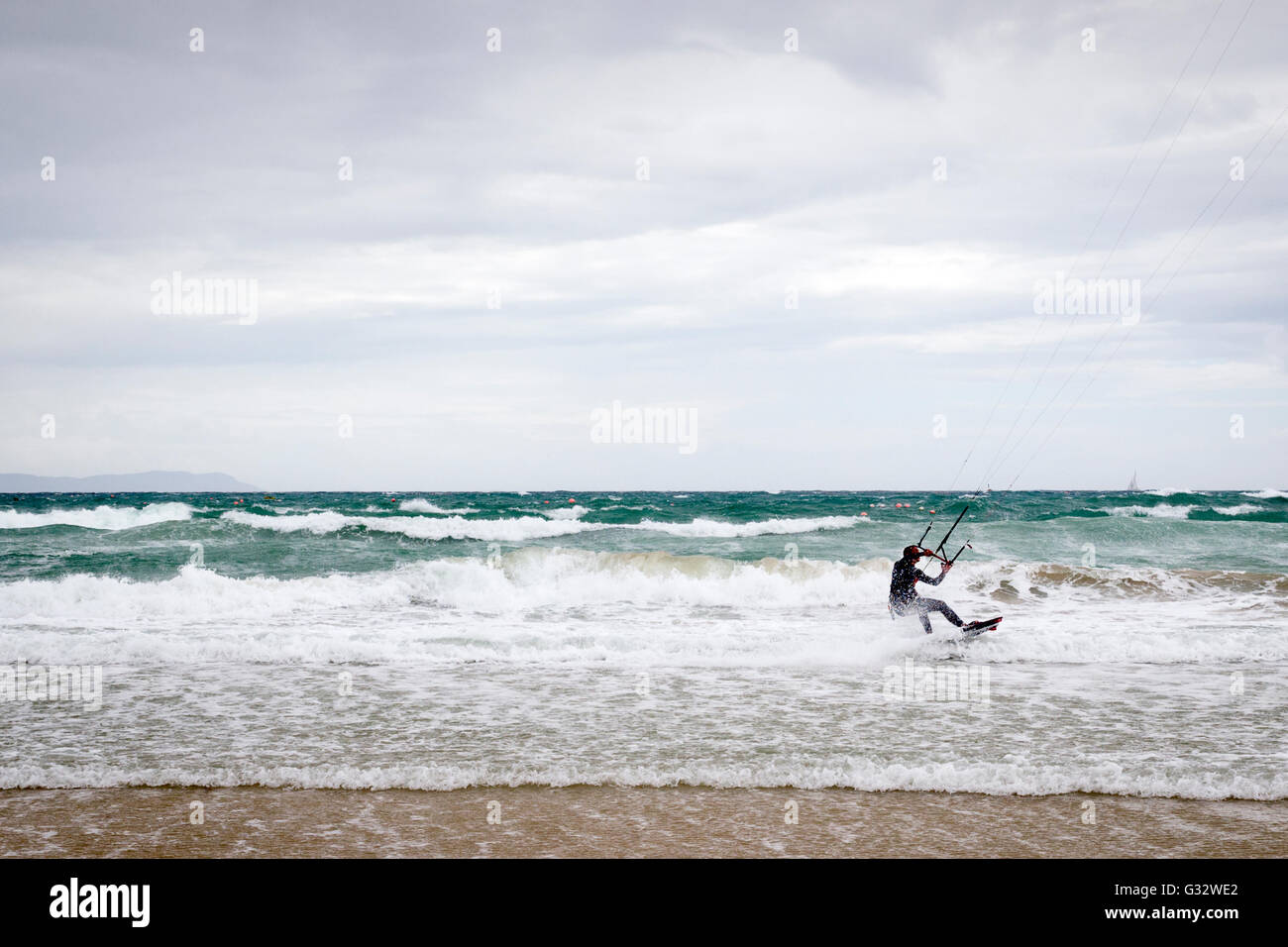 L'uomo kite surf, spiaggia los Lances Tarifa, Cadice, Spagna Foto Stock