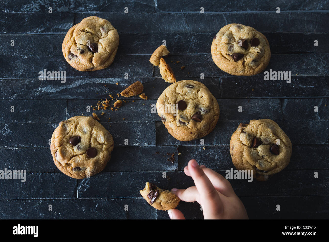 Ragazza tenendo un cookie Foto Stock Ragazza tenendo un cookie Foto Stock