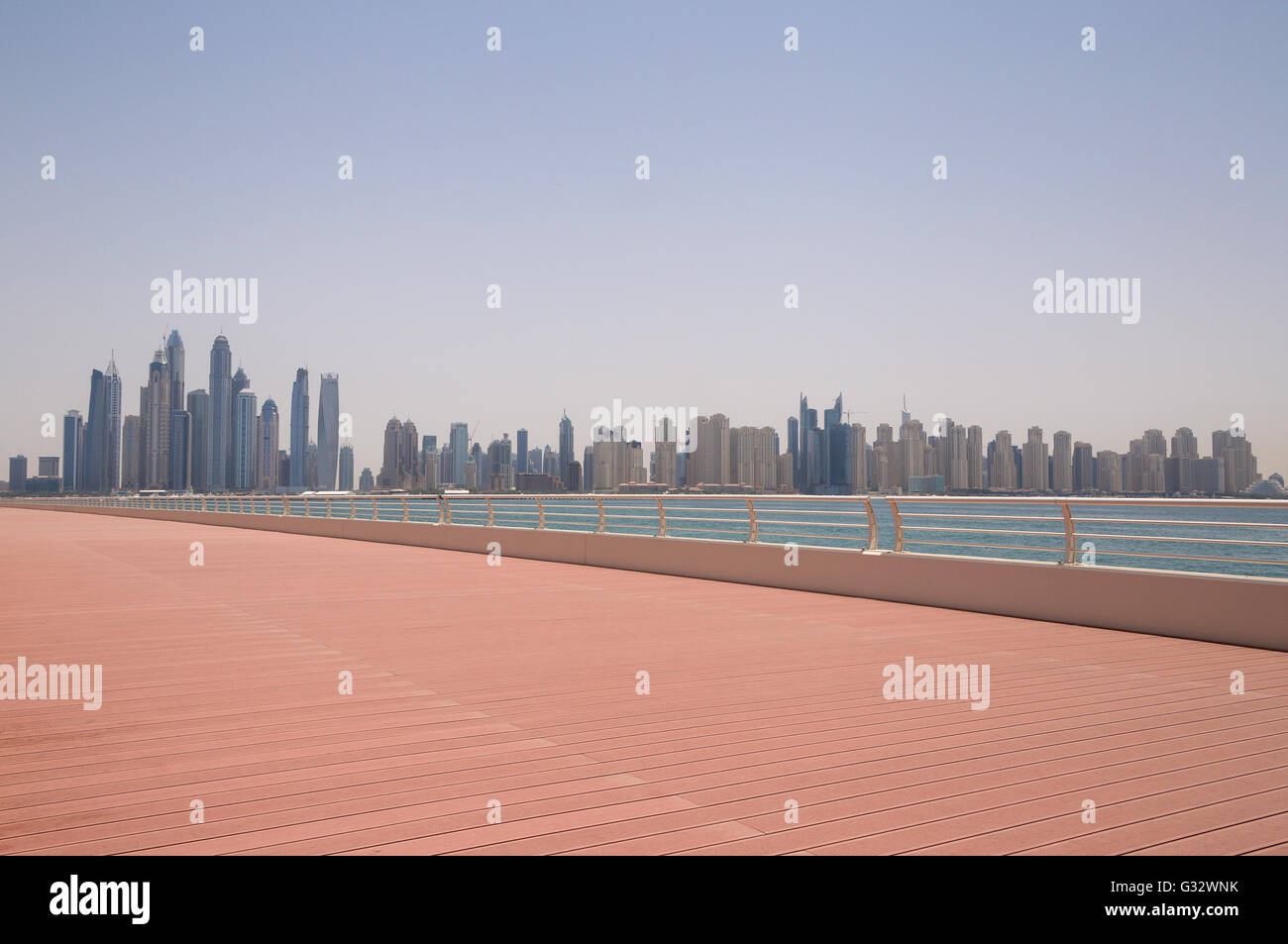 Vista sul paesaggio di Dubai da Pier su Palm Jumeirah Foto Stock