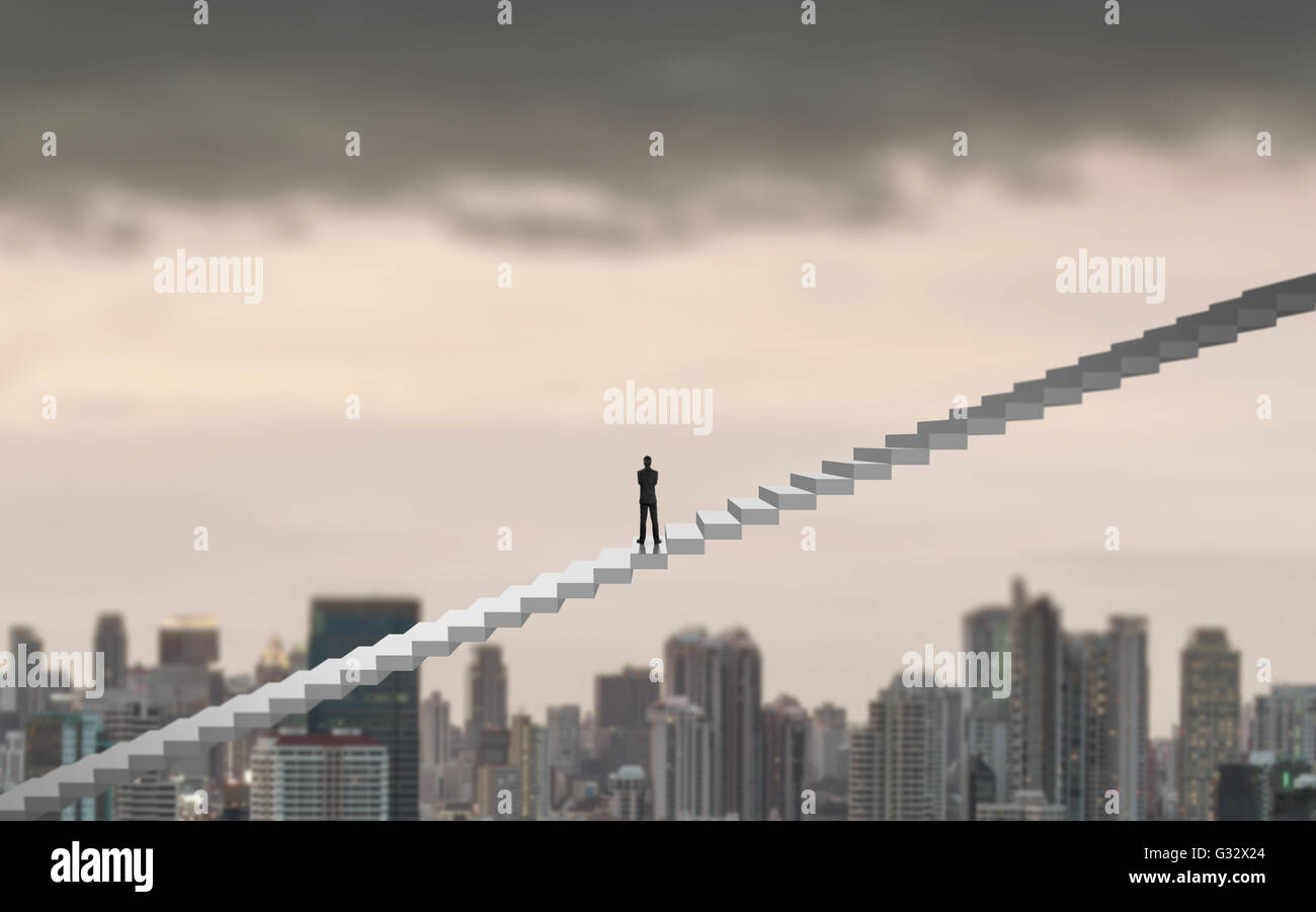 Imprenditore salendo su una scala su una città guardando al futuro, il concetto di Leadership Foto Stock
