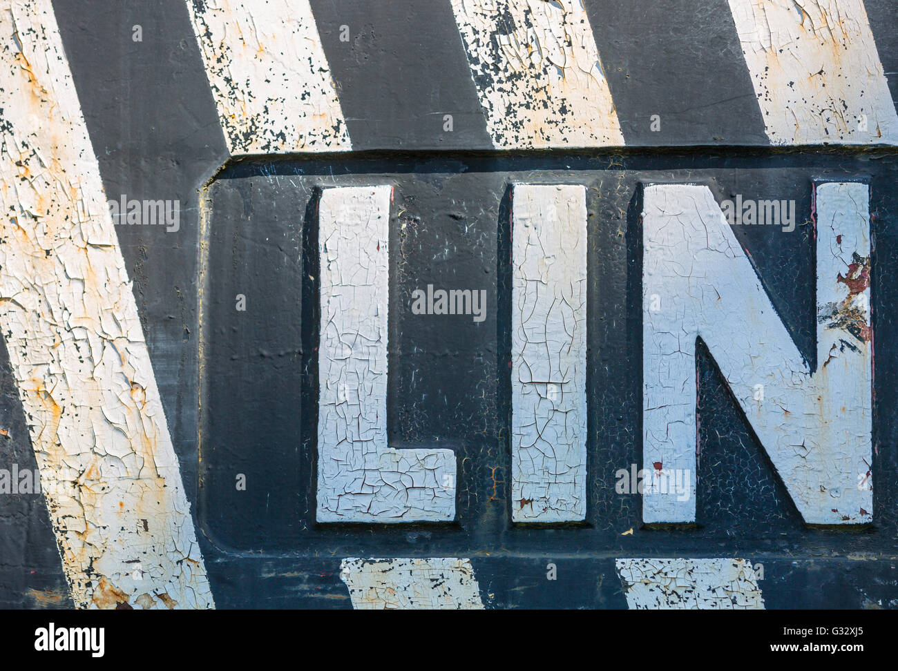 Dettaglio della parte posteriore di una gru con le lettere LIN in bianco con strisce nere Foto Stock