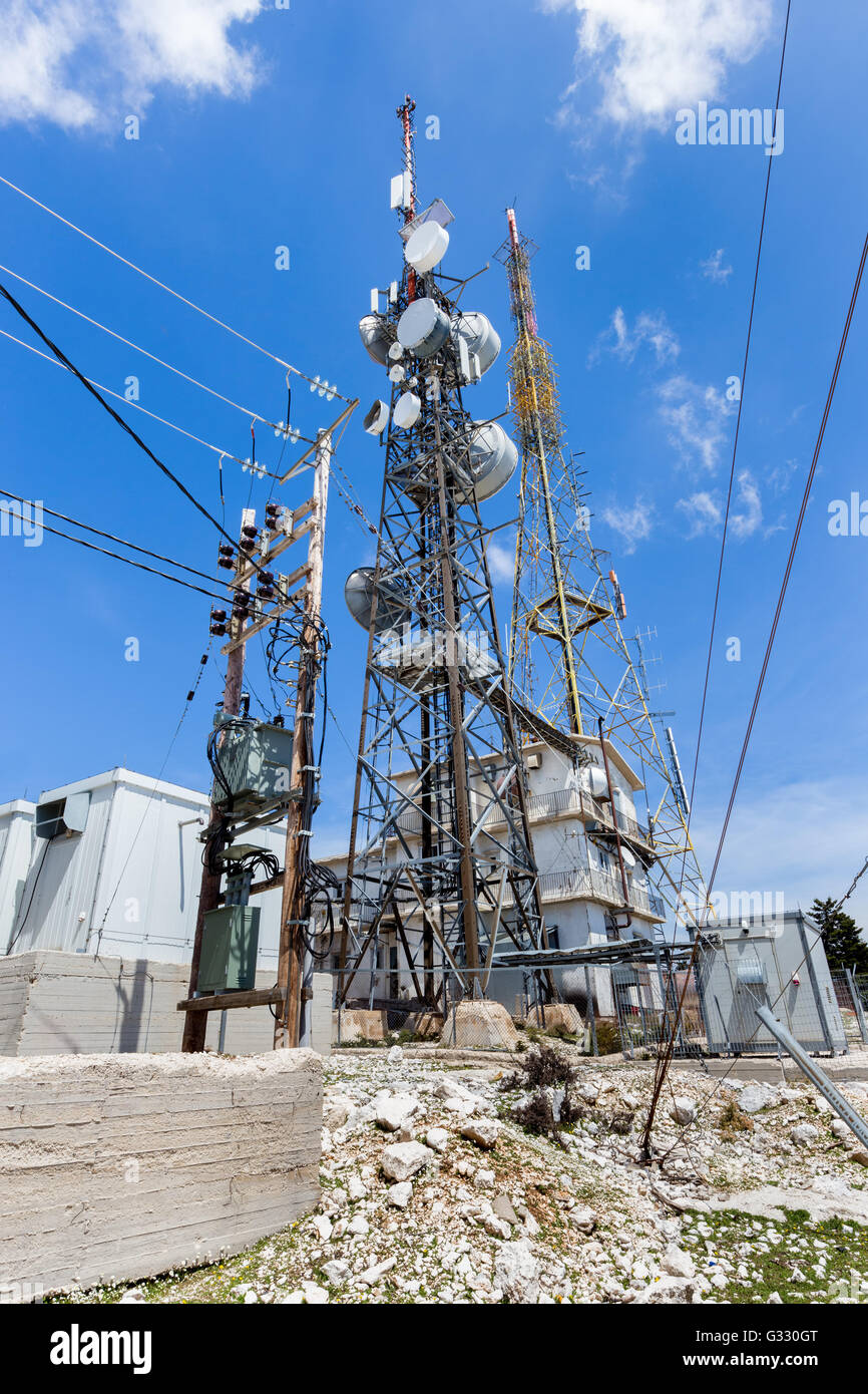 Torre di trasmissione per trasmettere telefono radio televisione segnali in Grecia Foto Stock