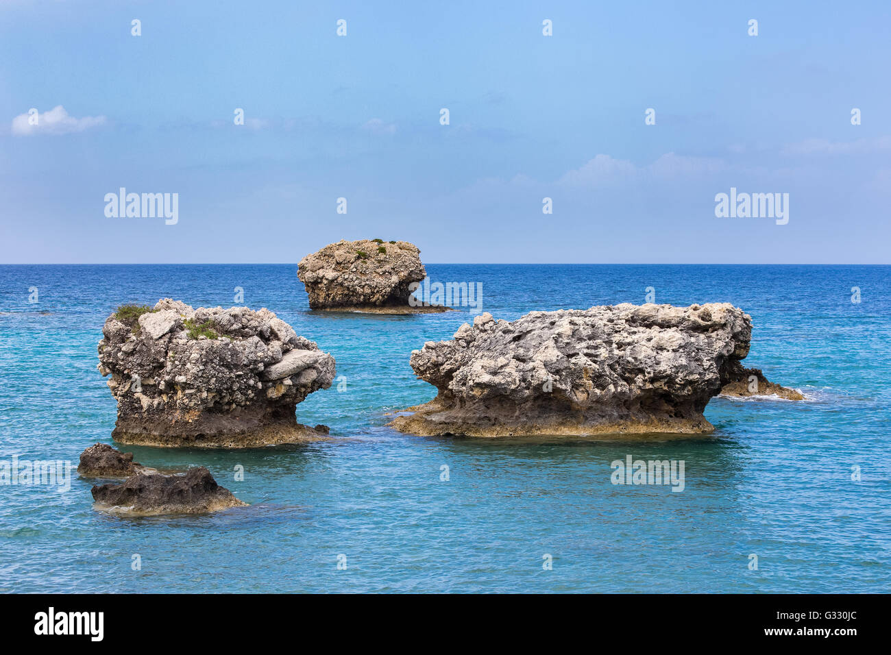 Tre distinti rocce offshore in blu oceano greco Foto Stock