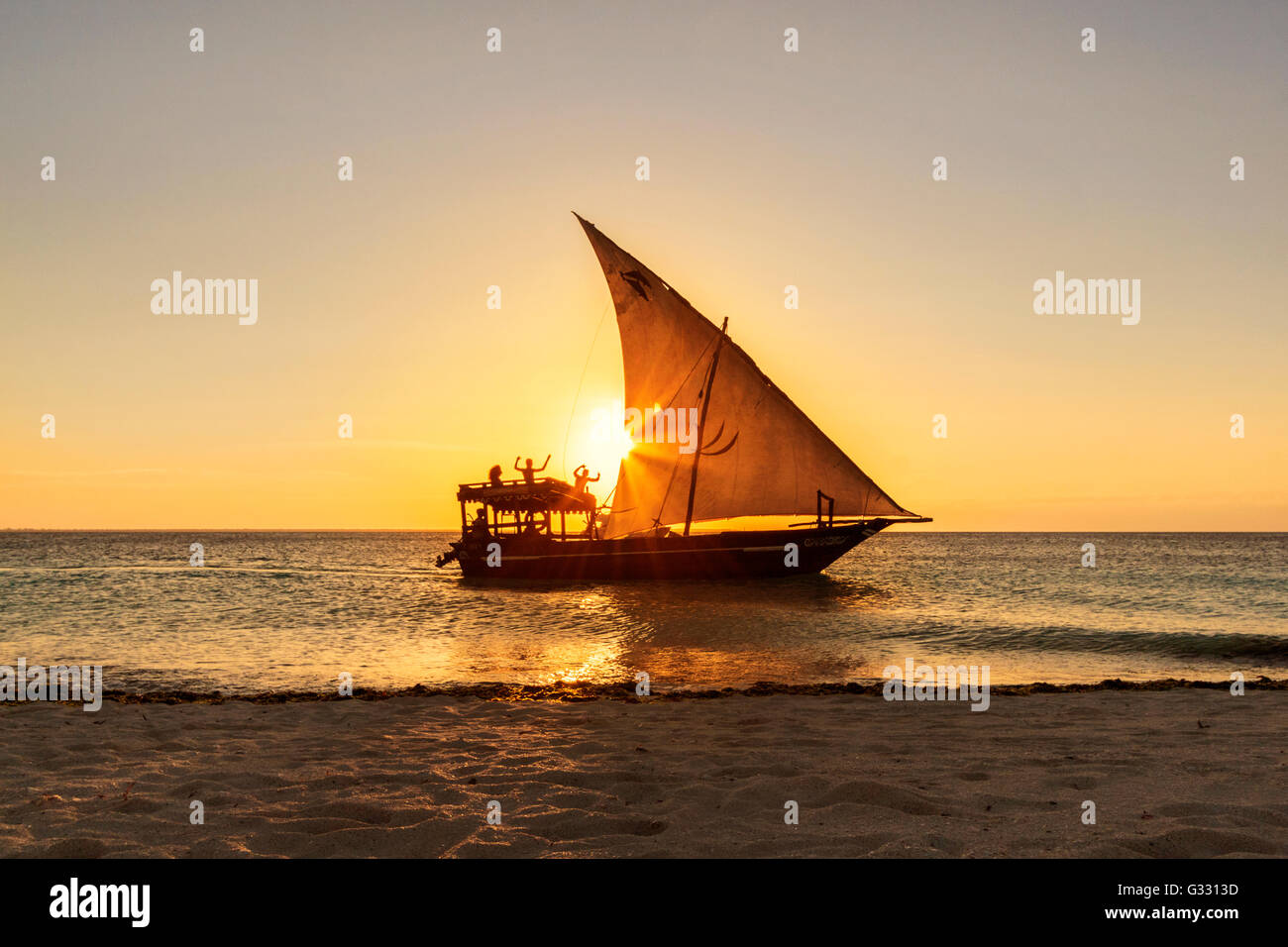 Tempo di festa in barca al tramonto a Zanzibar. Foto Stock