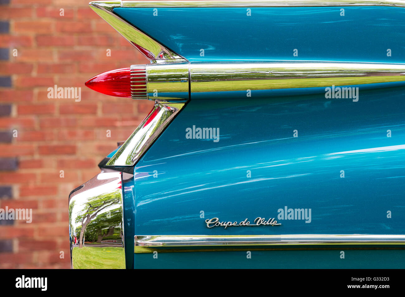 1959 Cadillac Coupe de Ville convertibile. Sharp pinna di coda con doppio bullet luci di coda abstract a Bicester Heritage . Oxfordshire, Inghilterra Foto Stock