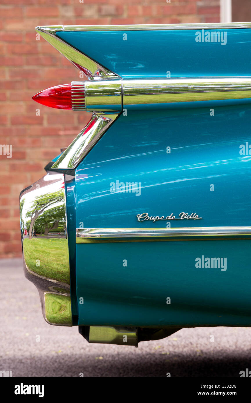 1959 Cadillac Coupe de Ville convertibile. Sharp pinna di coda con doppio bullet luci di coda abstract a Bicester patrimonio. Oxfordshire, Inghilterra Foto Stock