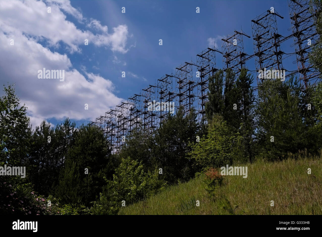 Vista dei riflettori di segnale dell'imponente impianto radar Duga-1 Che è stato conosciuto in Occidente come acciaio Yard o. Il Picchio Russo faceva parte del preallarme sovietico rete per individuare missili balistici che si dirigono dal nord ovest Situato all'interno della zona di esclusione di Chernobyl in Ucraina Foto Stock