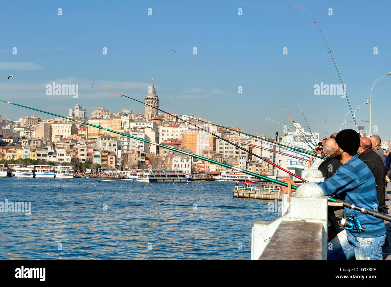 Pesca sul Ponte Galata ad Istanbul in Turchia Foto Stock