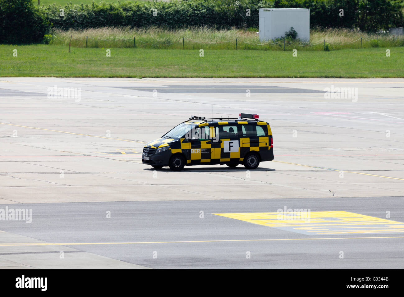 Berlino / GERMANIA - Giugno 4, 2016: tedesco ' follow me ' unità auto sull'aeroporto di Schoenefeld di Berlino / Germania in giugno 4, 2016 Foto Stock